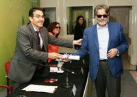 Andrés Ramos entrega su reconocimiento a Antonio José Carmona