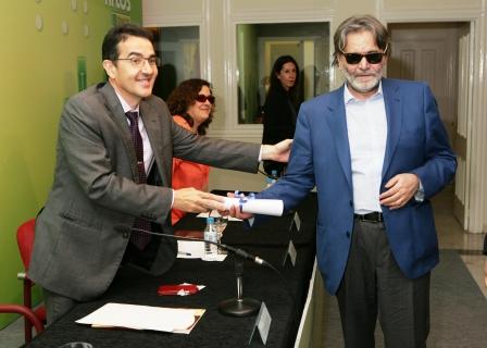 Andrés Ramos entrega su reconocimiento a Antonio José Carmona