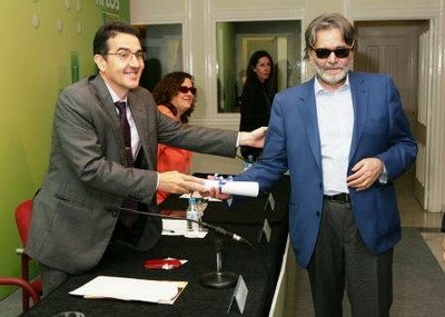 Andrés Ramos entrega su reconocimiento a Antonio José Carmona