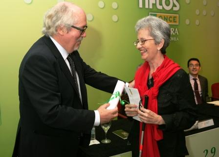 Ángel Luis Prieto de Paula entrega su galardón a Gilda Guimeras