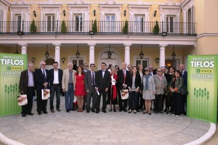 Foto de familia de todos los premiados, jurados y representantes de la ONCE al finalizar el acto