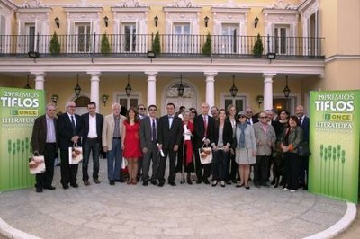 Foto de familia de todos los premiados, jurados y representantes de la ONCE al finalizar el acto