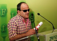 Francisco Javier Bernal se dirige al público agradeciendo su distinción