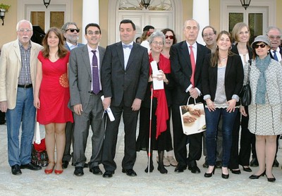 Imagen final del acto, de los ganadores junto a miembros del Jurado