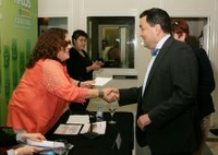 Manuel A. Enríquez recoge el premio, de manos de la responsable de Educación y Cultura de la ONCE
