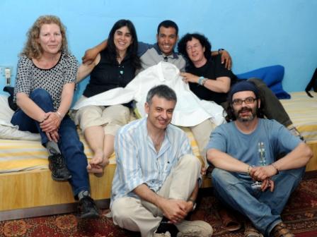 El grupo de profesores cooperantes españoles, junto al coordinador saharaui del proyecto, durante una de sus visitas a los campamentos