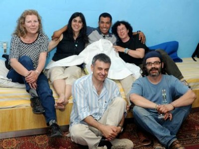 El grupo de profesores cooperantes españoles, junto al coordinador saharaui del proyecto, durante una de sus visitas a los campamentos