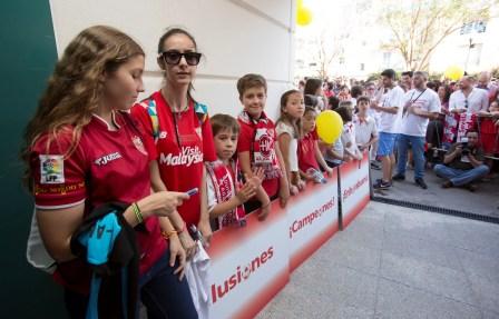 Alumnos del centro rodean la entrada la colegio en espera de la comitiva del Sevilla