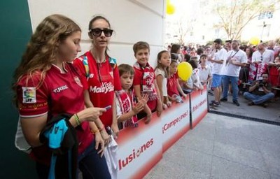 Alumnos del centro rodean la entrada la colegio en espera de la comitiva del Sevilla