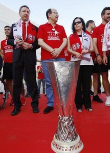 Cristóbal Martínez, José Castro e Isabel Viruet (de izquierda a derecha) posan junto al trofeo