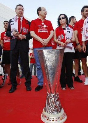 Cristóbal Martínez, José Castro e Isabel Viruet (de izquierda a derecha) posan junto al trofeo