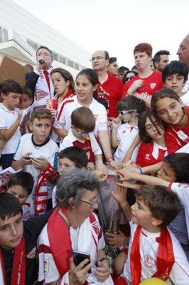 Decenas de escolares de la ONCE rodean a José Castro y a Cristóbal Martínez en la presentación del acto