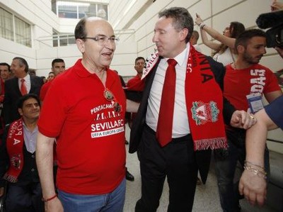 El delegado territorial de la ONCE y el presidente del Sevilla conversan en el transcurso del acto