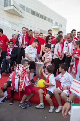 La copa expuesta en un improvisado escenario a las puertas del centro