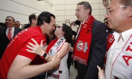 La presidenta Viruet besa al técnico Unai Emery ha su llegada al centro de la ONCE