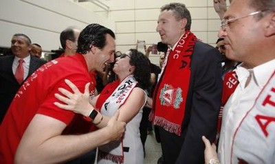 La presidenta Viruet besa al técnico Unai Emery ha su llegada al centro de la ONCE