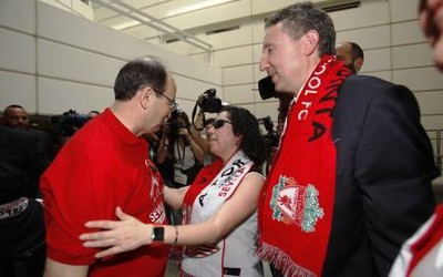 La presidenta y el delegado territoriales de la ONCE en Andalucía saludan a José Castro a la llegada del equipo al colegio