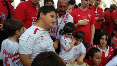 Un grupo de escolares ciegos posa con el trofeo a la puerta del colegio