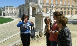 Un grupo de las visitantes a Aranjuez en la plaza de la localidad