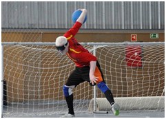 Un jugador de goalball procede a sacar de puerta