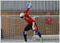 Un jugador de goalball procede a sacar de puerta