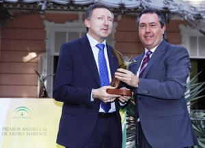 Cristóbal Martínez (a la izquierda) recoge el galardón de manos del alcalde de Sevilla
