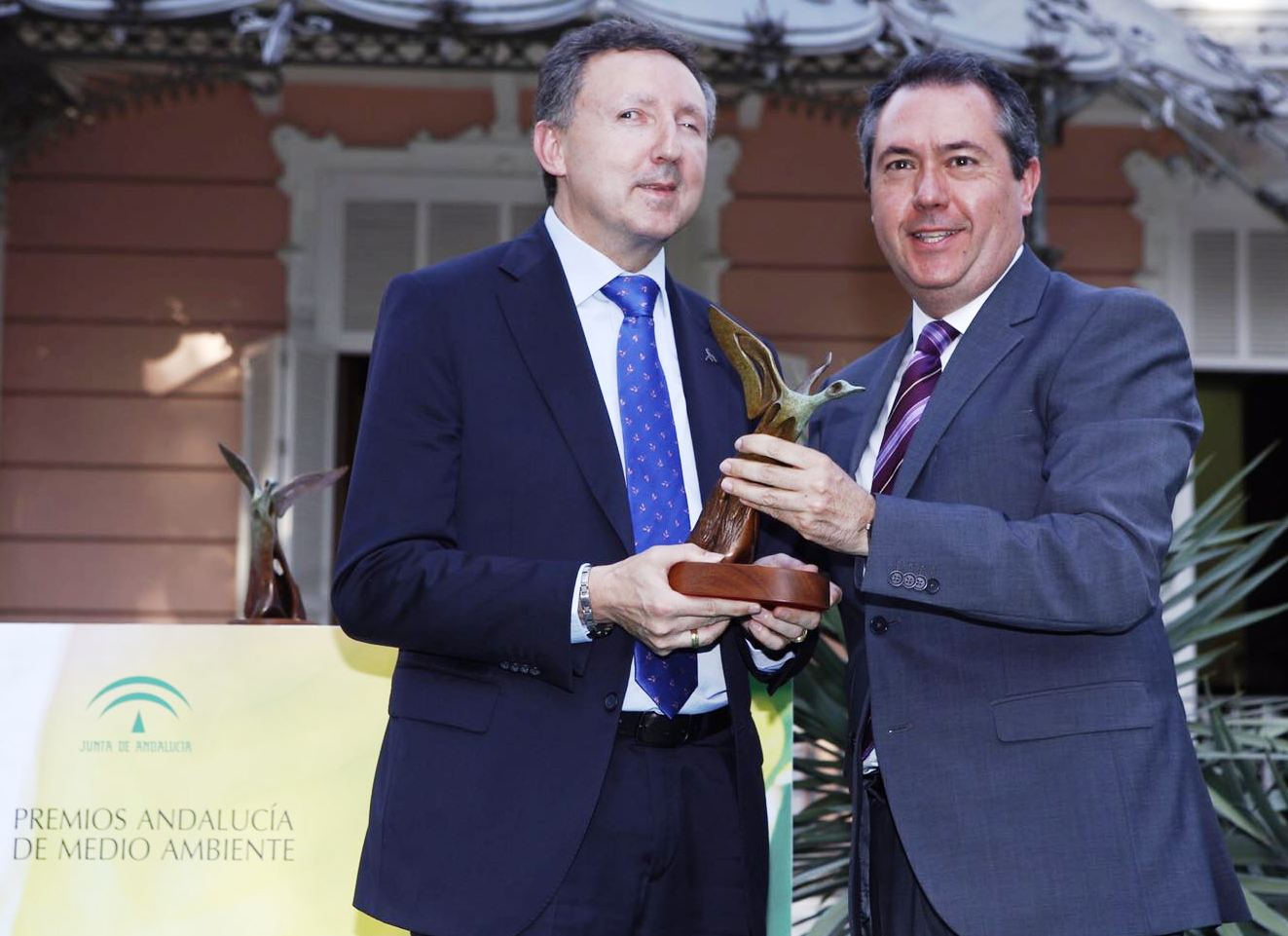 Cristóbal Martínez (a la izquierda) recoge el galardón de manos del alcalde de Sevilla