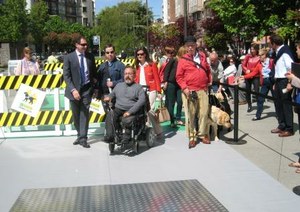 Asistentes al circuito de movilidad instalado en Santander con motivo del Día de la ONCE en Cantabria