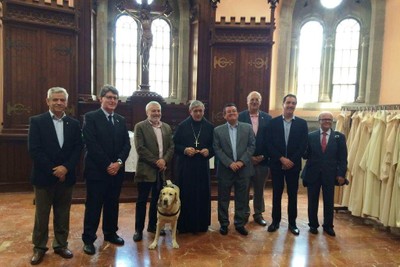Autoridades y representantes de la ONCE, con el abad de Montserrat, en la sacristía del templo