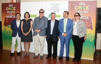 Autoridades y representantes de la ONCE posan junto al vicepresidente ejecutivo de Fundación ONCE, en el Día de Murcia