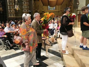 El delegado de la ONCE en Cataluña, junto a otros compañeros, en la ofrenda floral a la 'moreneta'