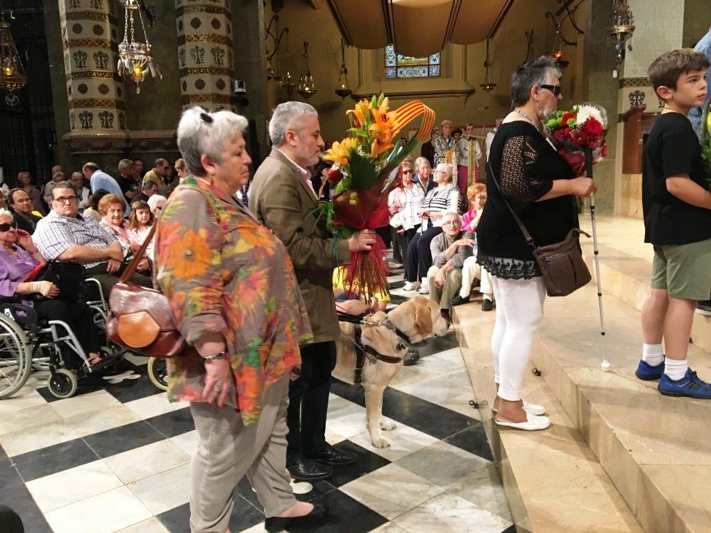 El delegado de la ONCE en Cataluña, junto a otros compañeros, en la ofrenda floral a la 'moreneta'