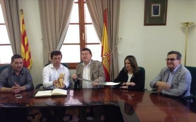 El director general de la ONCE y otras autoridades, con el alcalde de Aínsa (Huesca) en la sede municipal 