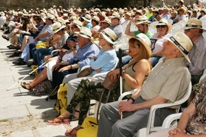 Un grupo de afiliados, atafiacos con sombreros de paja, en el acto institucional del Día celebrado en El Escorial (Madrid)