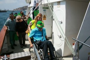 Un grupo de compañeros (uno de ellos en silla de ruedas), en el barco turístico de Cartagena
