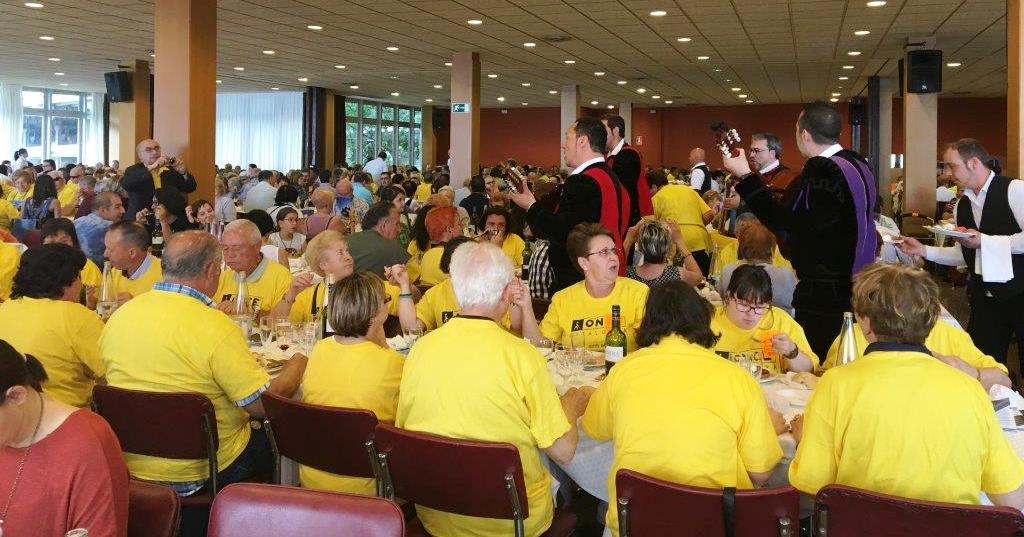 Un grupo de tunos ameniza la comida en Montserrat