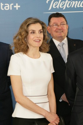 Doña Letizia, durante, la presentación y, tras ella, el director general de la ONCE, Ángel Sánchez