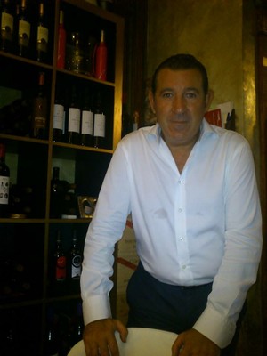 El experto catador de vino posa en la bodega