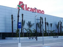 Fachada principal del edificio de Alcampo en Majadahonda (Madrid)