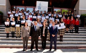 Foto de familia de los organizadores junto a representantes de los alumnos de los colegios ganadores