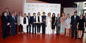 Foto de familia de premiados, autoridades y representantes de la ONCE