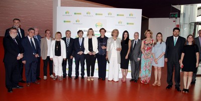 Foto de familia de premiados, autoridades y representantes de la ONCE
