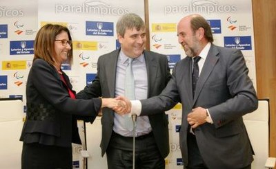 Inmaculada García y Miguel Sagarra estrechan sus manos tras firmar el acuerdo, en presencia de Miguel Cardenal