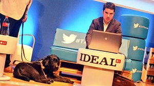 Jaime Catena, junto a su perro guía, realiza una demostración práctica con su ordenador adaptado