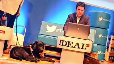 Jaime Catena, junto a su perro guía, realiza una demostración práctica con su ordenador adaptado