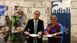 Juan José Cestero (a la izquierda) suscribe el acuerdo con la presidenta de ADISLI, Belén Meyer