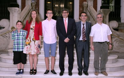 Los galardonados con los responsables de la ONCE a las puertas del Consejo General