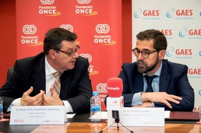 Martínez Donoso (a la izquierda) y José Luis Martínez, tras firmar el acuerdo
