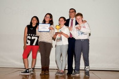 Martínez Donoso posa junto a cuatro de los ganadores del concurso