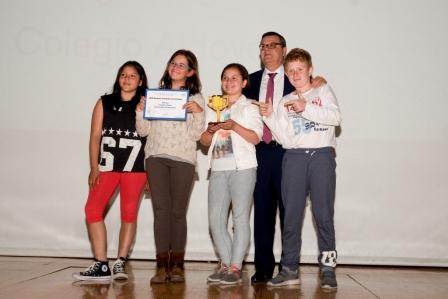 Martínez Donoso posa junto a cuatro de los ganadores del concurso